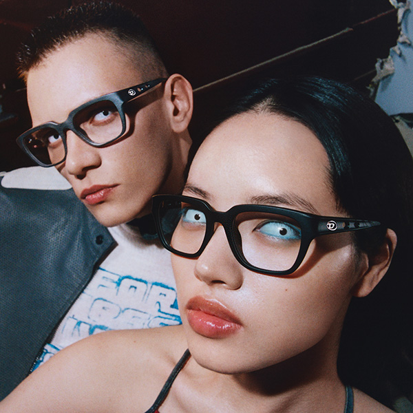 Ein Bild eines Mannes, der eine Brille aus der Diesel-Spring Summer 2025-Kollektion trägt.