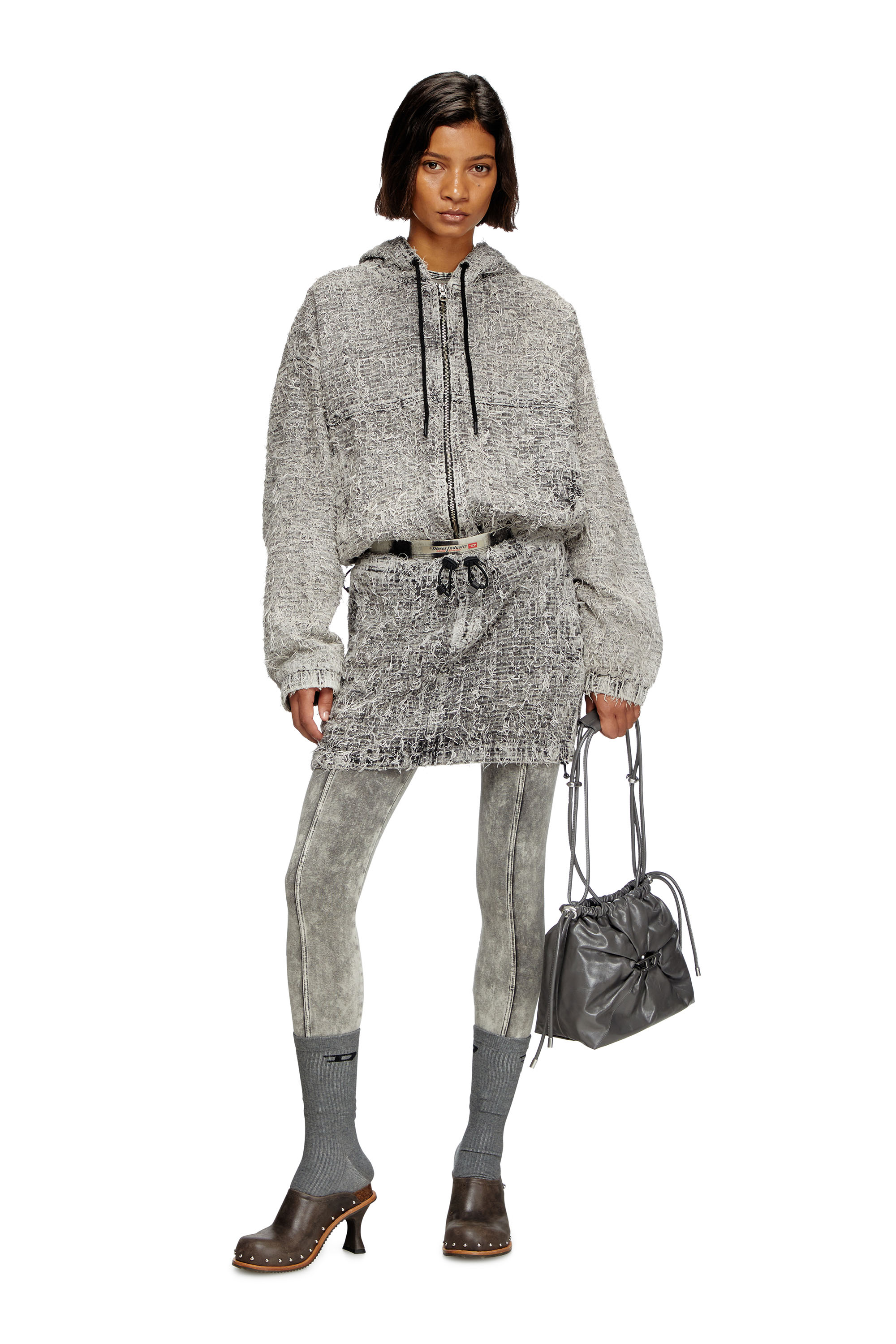 Diesel - SCRUNCH-D BUCKET, Scrunch-D-Sac seau en cuir froissé et brillant Femme in Gris - 2