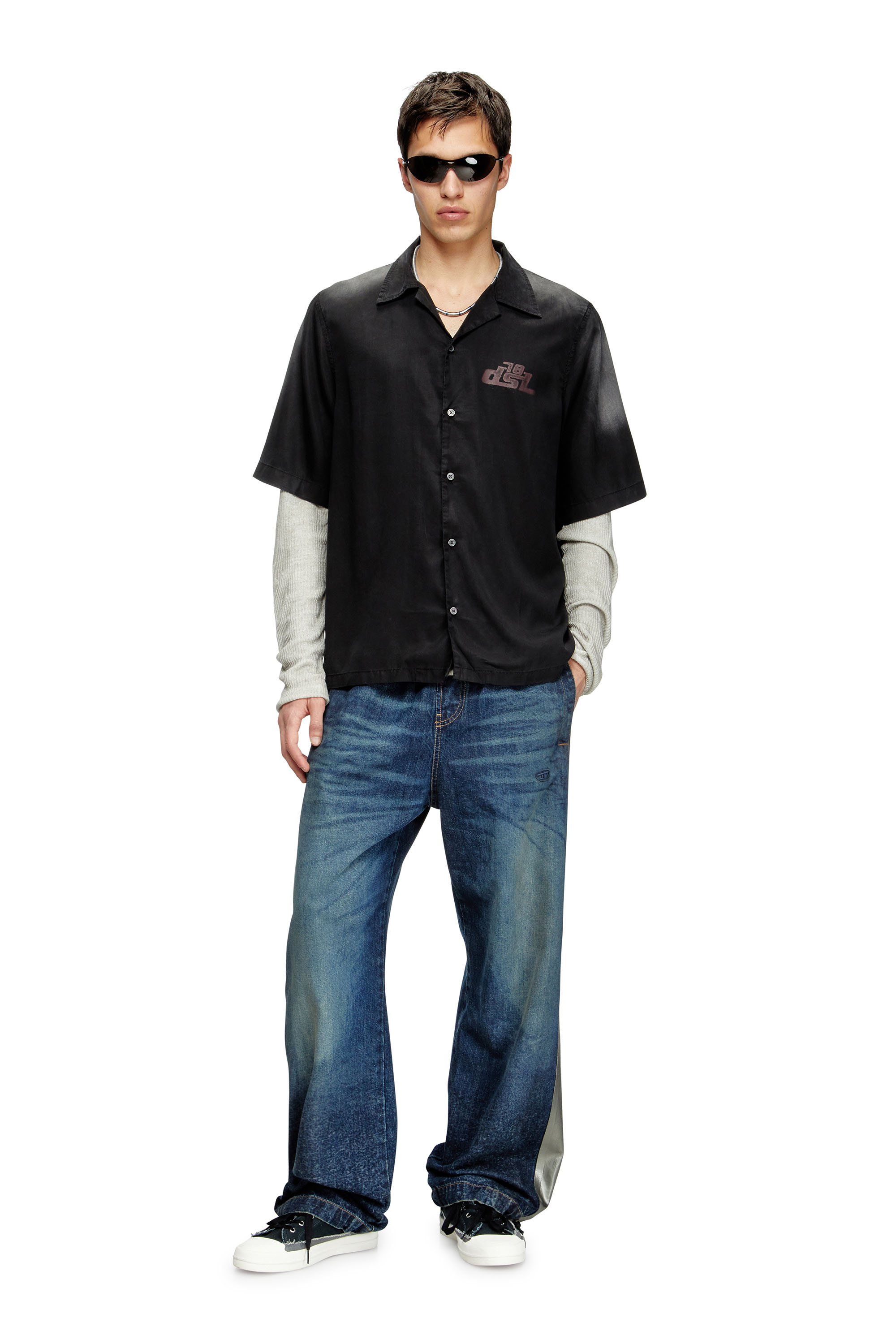 Diesel - S-ELLY, Chemise bowling délavée avec imprimés à logo Homme in Noir - 2