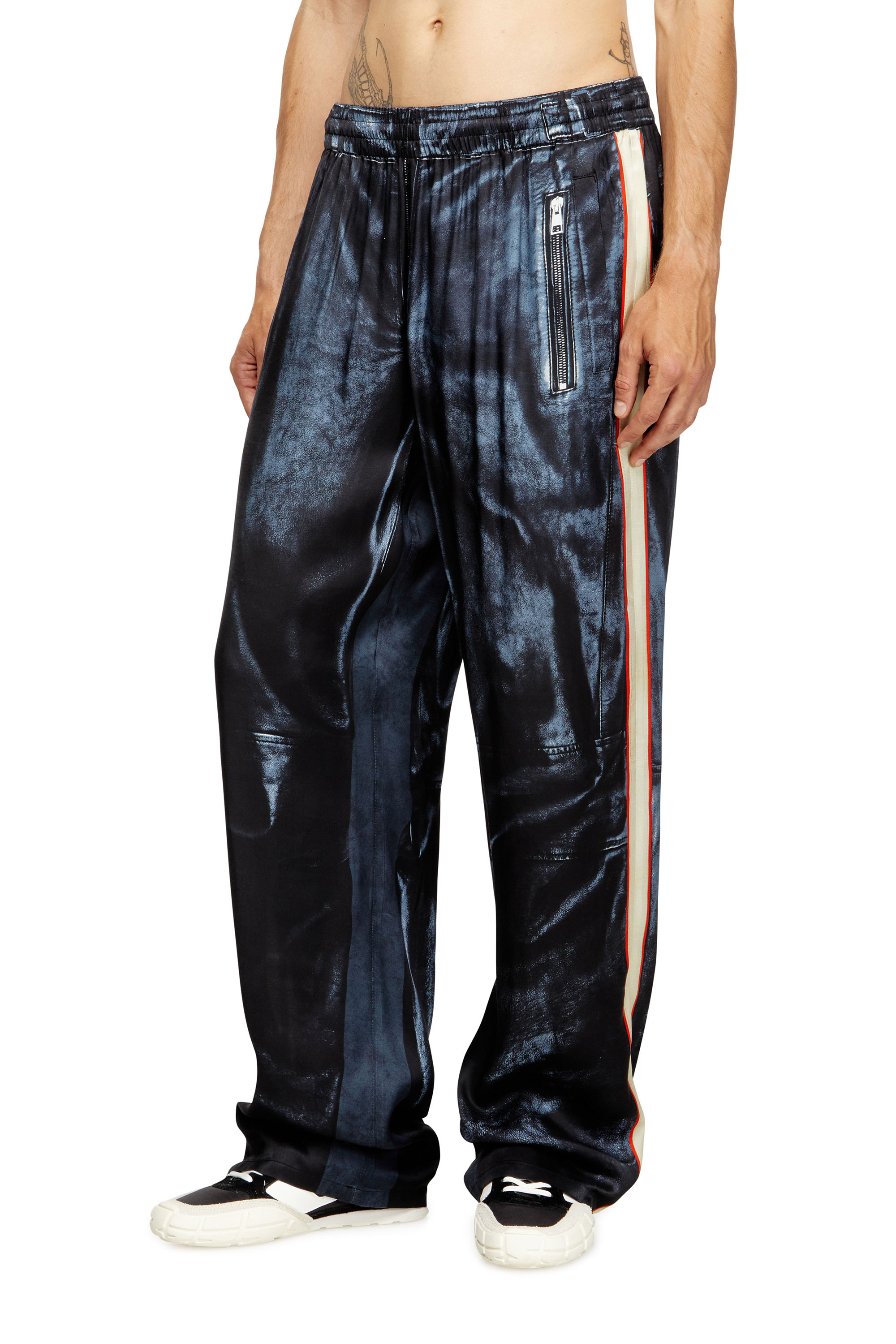 Diesel - P-THECKS-NMAN, Pantalon en viscose à imprimé de motard Homme in Polychrome - 1